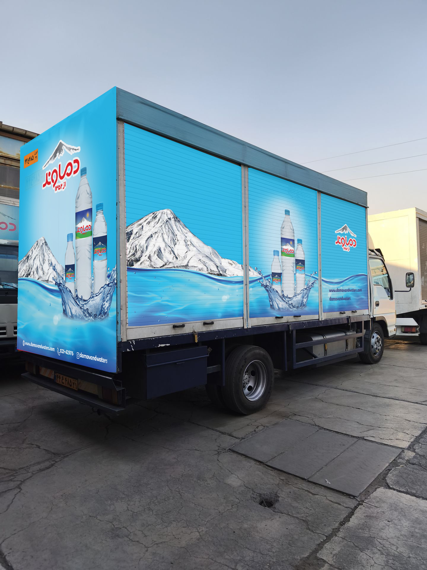 damavad چاپ استیکر با کیفیت با نصب روی کرکره ماشین کامیون
