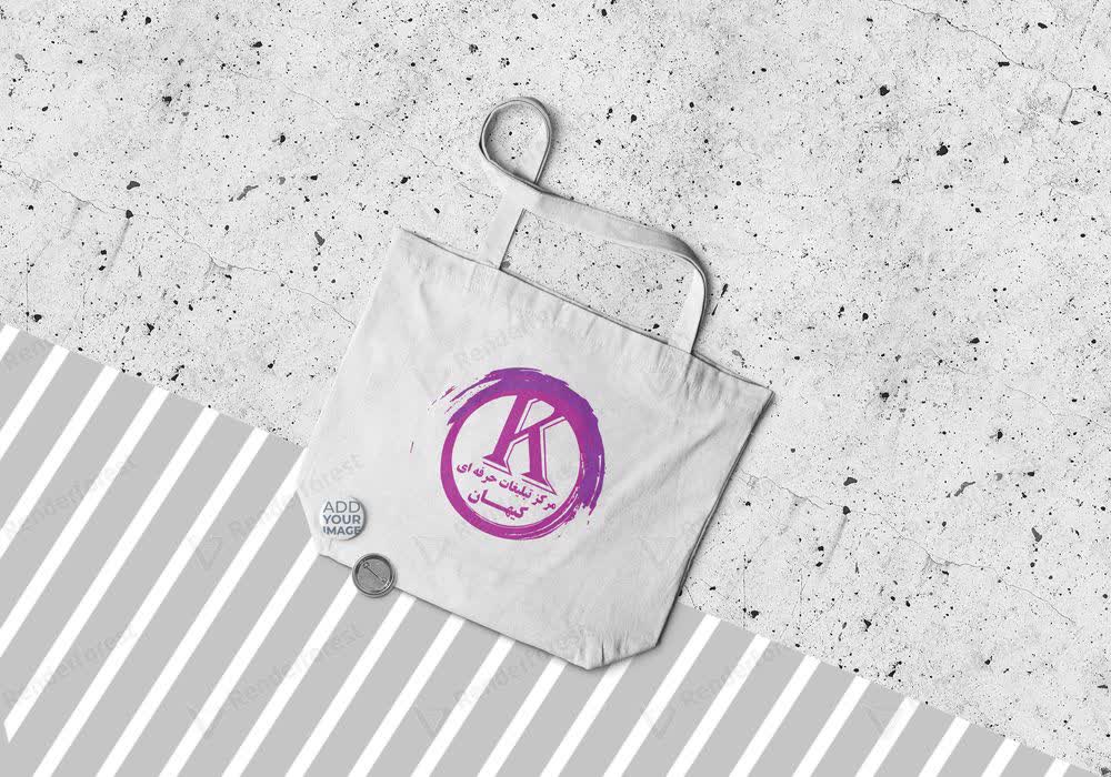 ساک تبلیغاتی پارچهای ۹۰ گرمی با چاپ فرمی ساک دستی پارچهای سفید رنگ با دستههای سهطرفه مشکی که لوگوی شرکت با چاپ فرمی بر روی آن نقش بسته است.